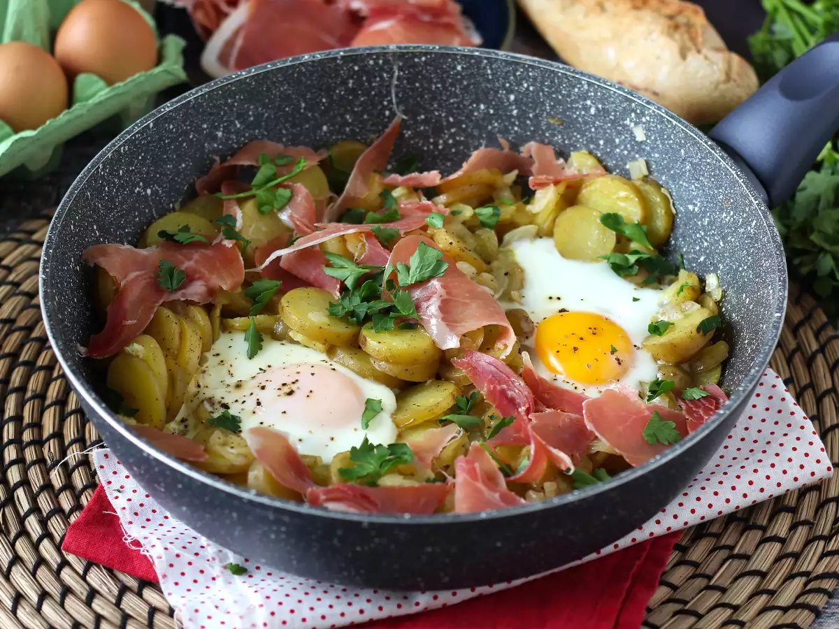 Huevos rotos, η πανεύκολη ισπανική συνταγή με βάση τις πατάτες και τα αυγά