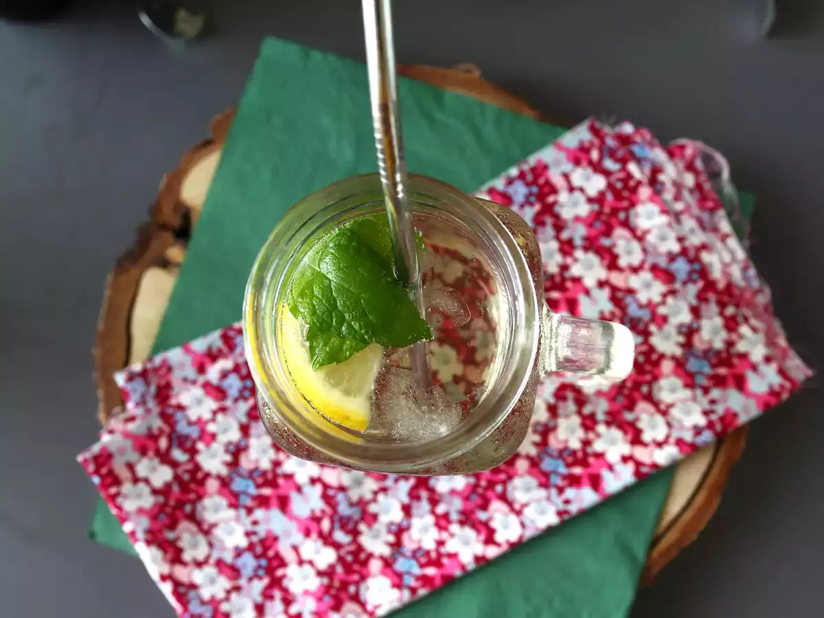 Hugo Spritz με σιρόπι από elderflower, ένα φρέσκο και γλυκό κοκτέιλ - φωτογραφία 2