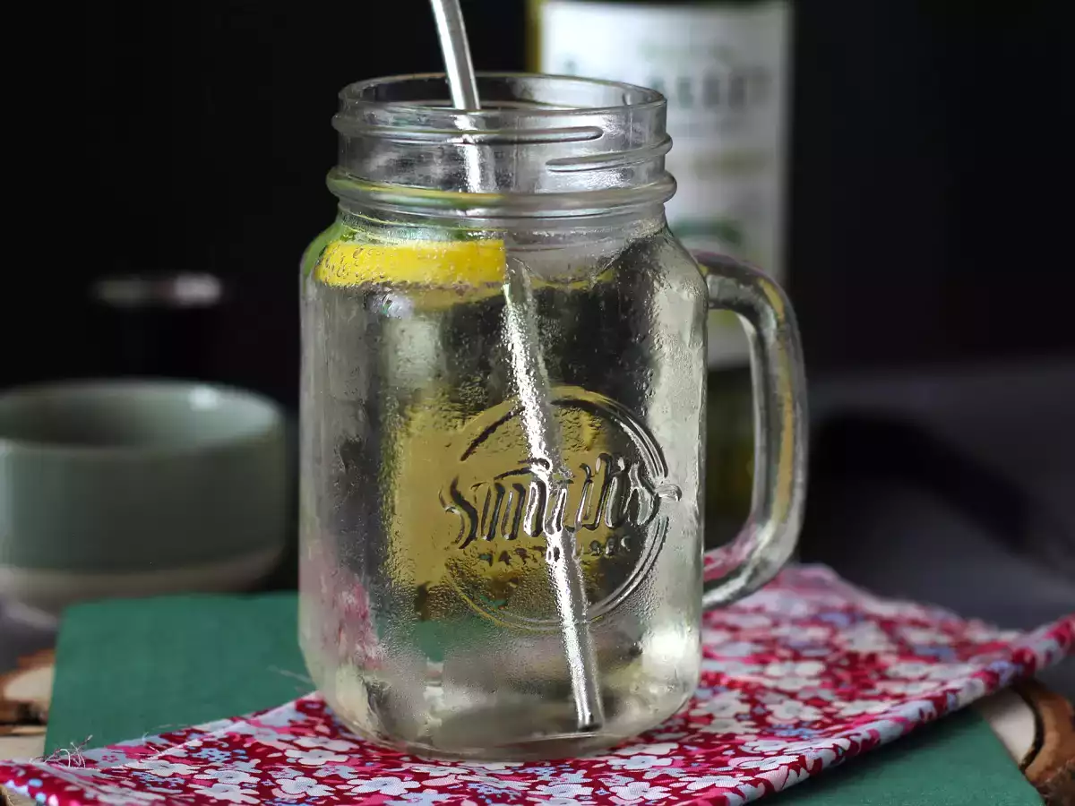 Hugo Spritz με σιρόπι από elderflower, ένα φρέσκο και γλυκό κοκτέιλ - φωτογραφία 3