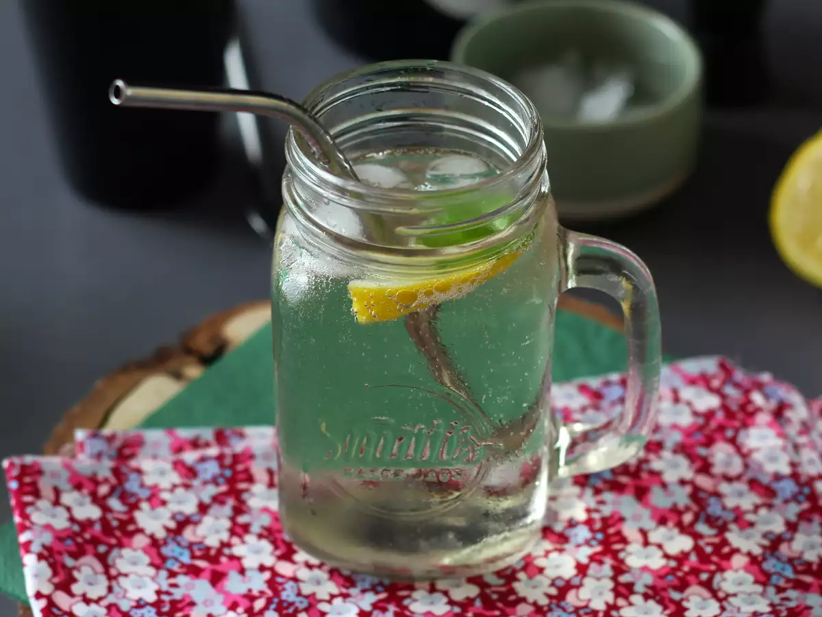 Hugo Spritz με σιρόπι από elderflower, ένα φρέσκο και γλυκό κοκτέιλ - φωτογραφία 4