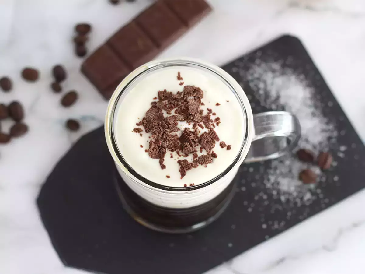 Irish Coffee (καφές με ουίσκι και σαντιγί) - φωτογραφία 2