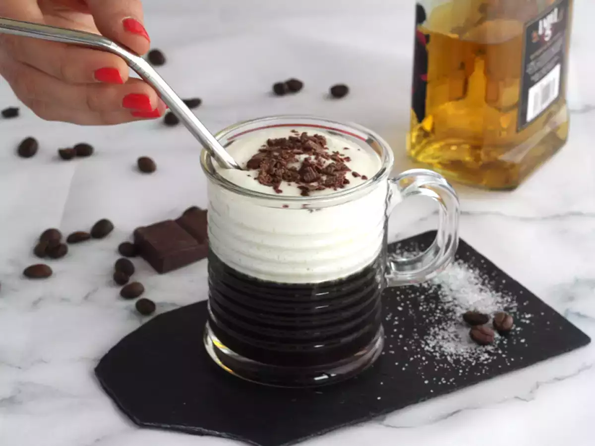 Irish Coffee (καφές με ουίσκι και σαντιγί) - φωτογραφία 3