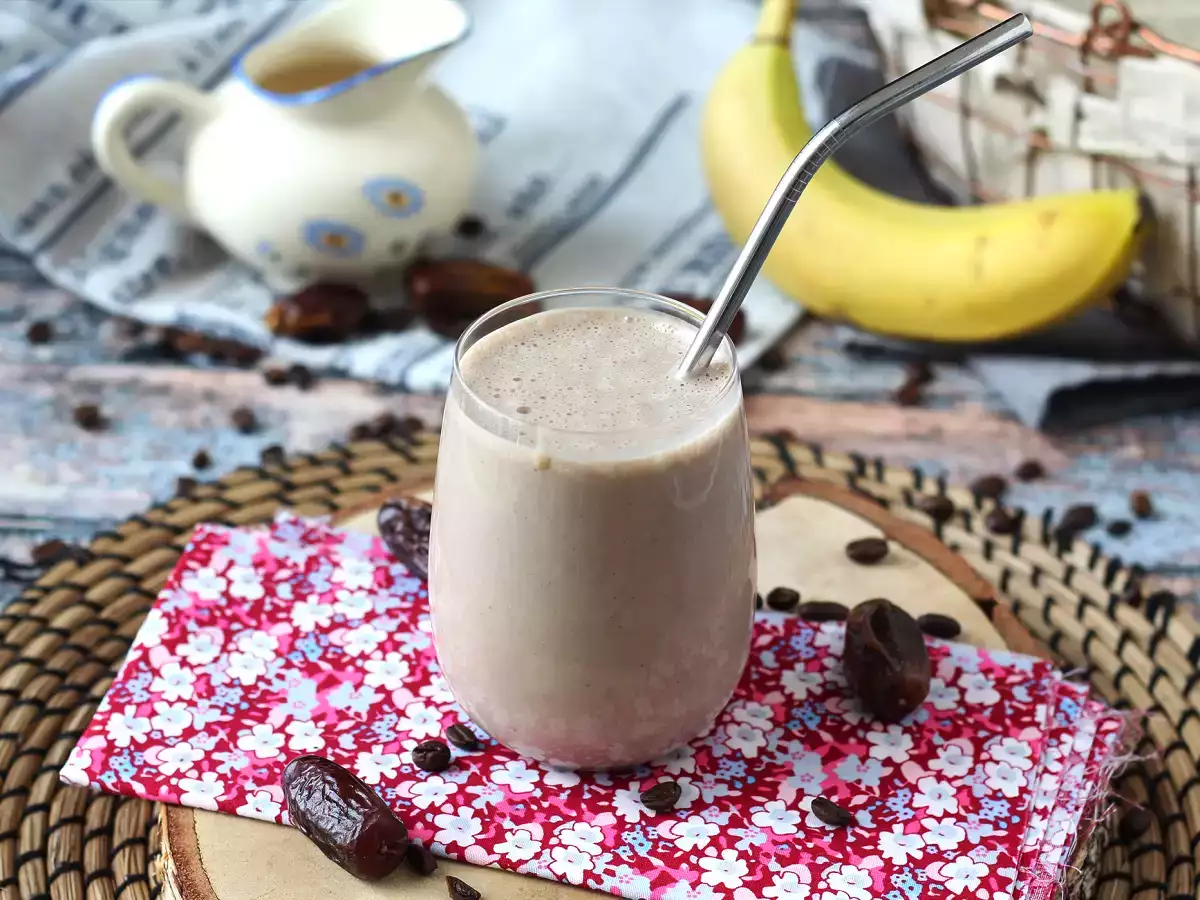 Καφές και smoothie από χουρμά για να ξυπνήσετε!