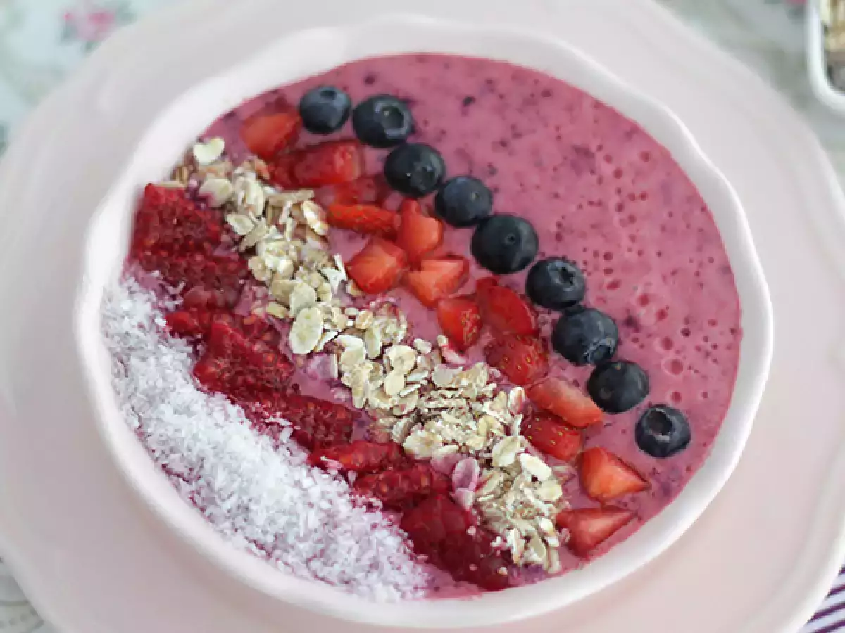 Κόκκινο μπολ Smoothie φρούτων - φωτογραφία 2