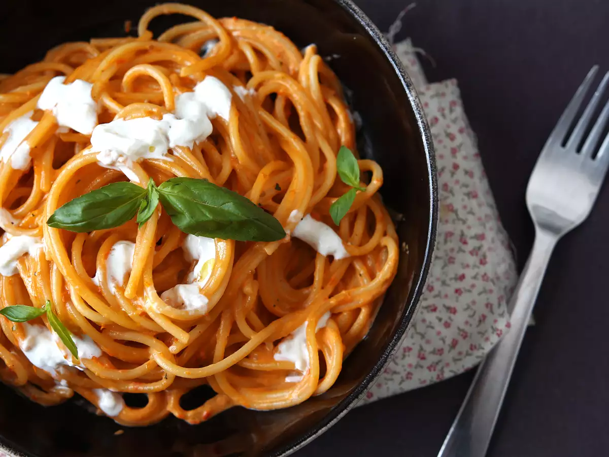 Κρεμώδη ζυμαρικά με burrata και ντοματίνια - φωτογραφία 2