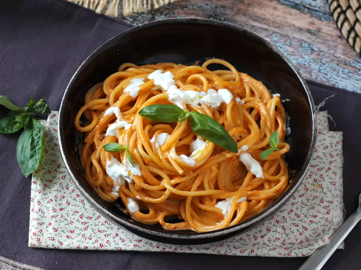 Κρεμώδη ζυμαρικά με burrata και ντοματίνια - φωτογραφία 4