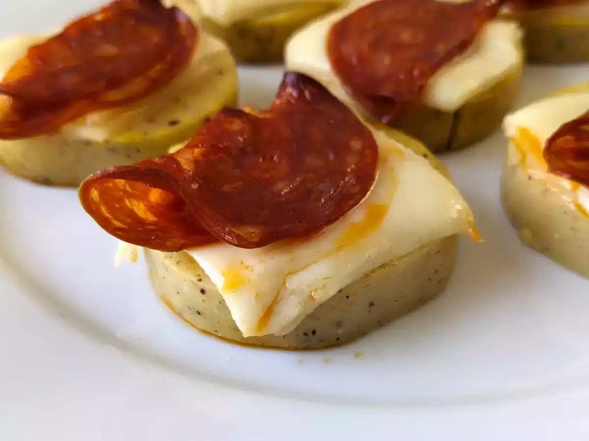 Κροστίνι από πολέντα με τυρί scamorza και πεπερόνι