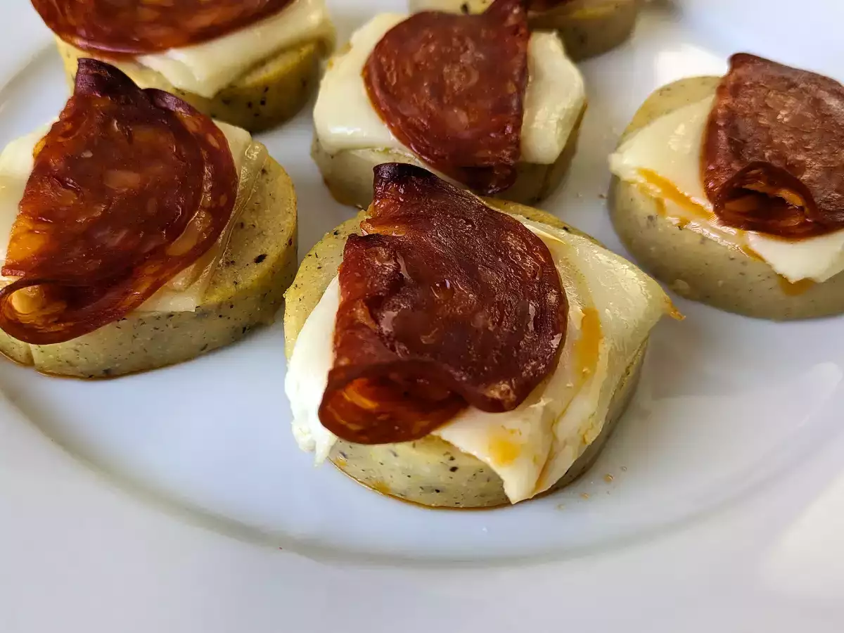 Κροστίνι από πολέντα με τυρί scamorza και πεπερόνι - φωτογραφία 2