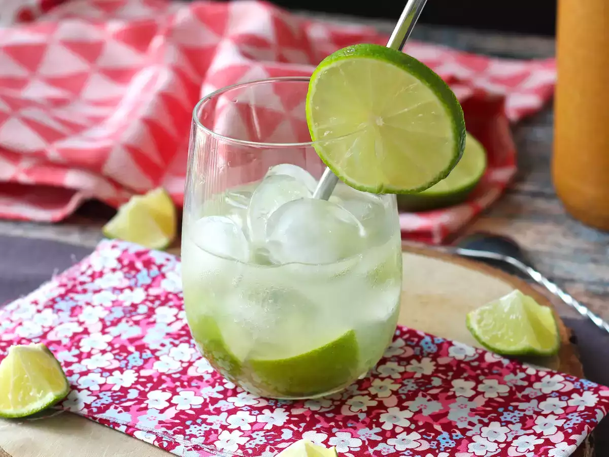 Λεμόνι Caipirinha: το εύκολο στη παρασκευή βραζιλιάνικο ποτό χωρίς σέικερ κοκτέιλ - φωτογραφία 2