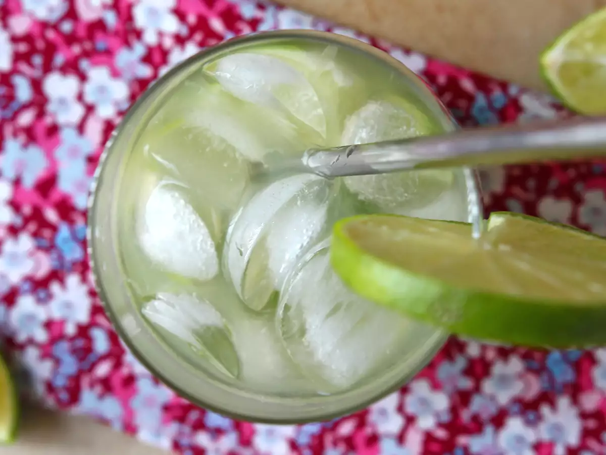 Λεμόνι Caipirinha: το εύκολο στη παρασκευή βραζιλιάνικο ποτό χωρίς σέικερ κοκτέιλ - φωτογραφία 3