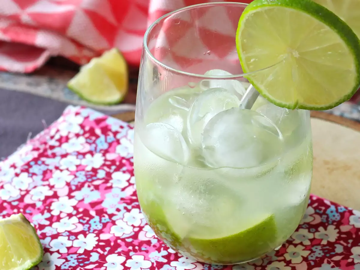 Λεμόνι Caipirinha: το εύκολο στη παρασκευή βραζιλιάνικο ποτό χωρίς σέικερ κοκτέιλ - φωτογραφία 4
