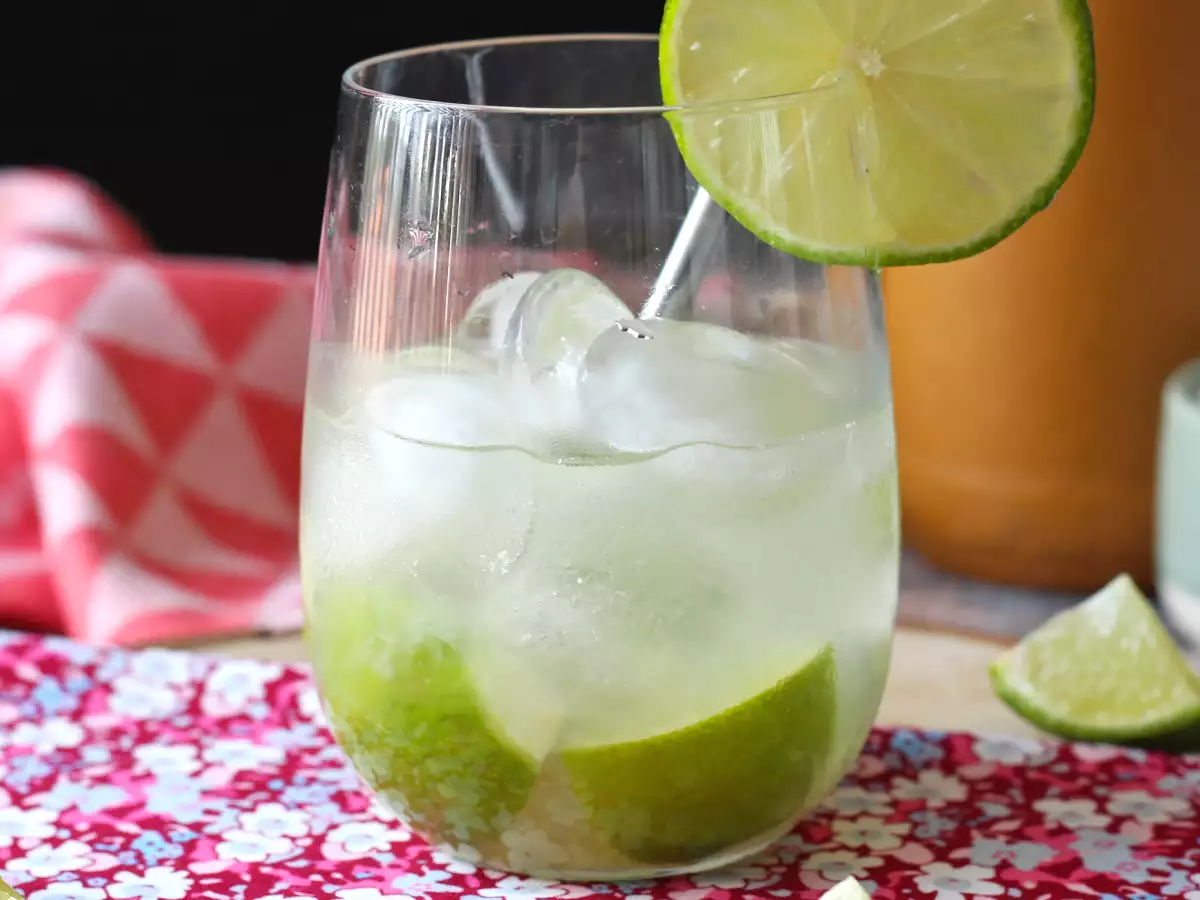 Λεμόνι Caipirinha: το εύκολο στη παρασκευή βραζιλιάνικο ποτό χωρίς σέικερ κοκτέιλ - φωτογραφία 5