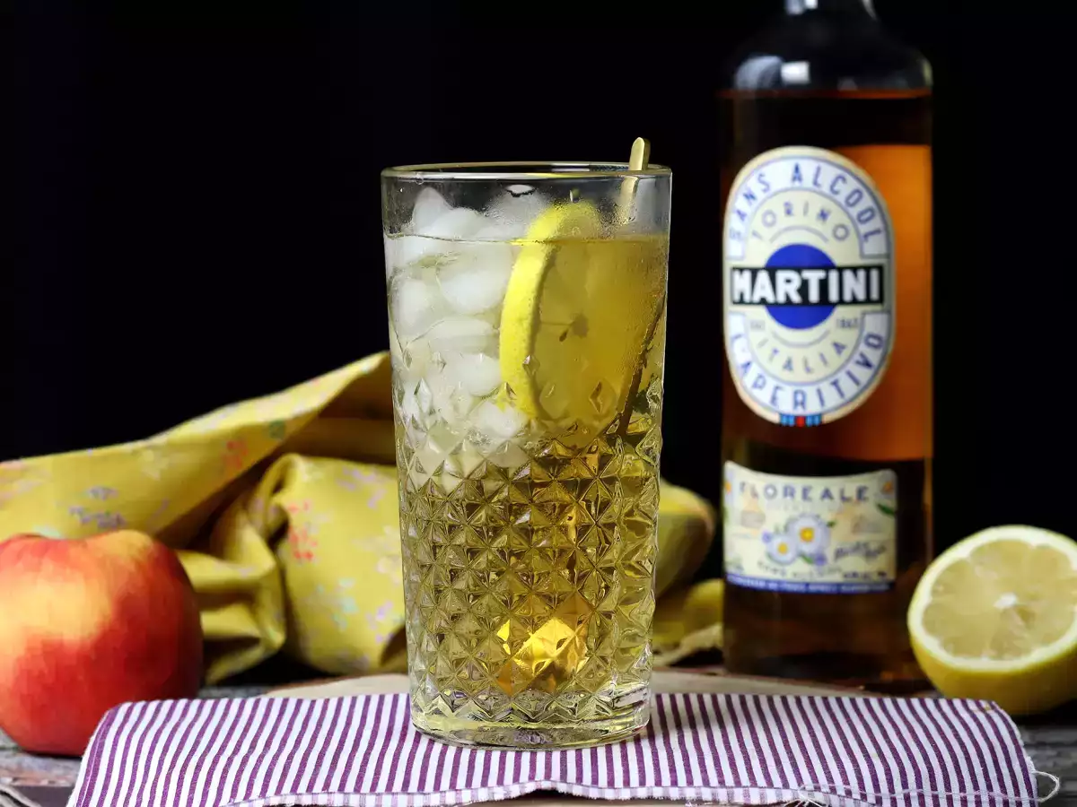Martini Spritz χωρίς αλκοόλ, ένα γλυκό, λουλουδάτο κοκτέιλ για το απεριτίφ