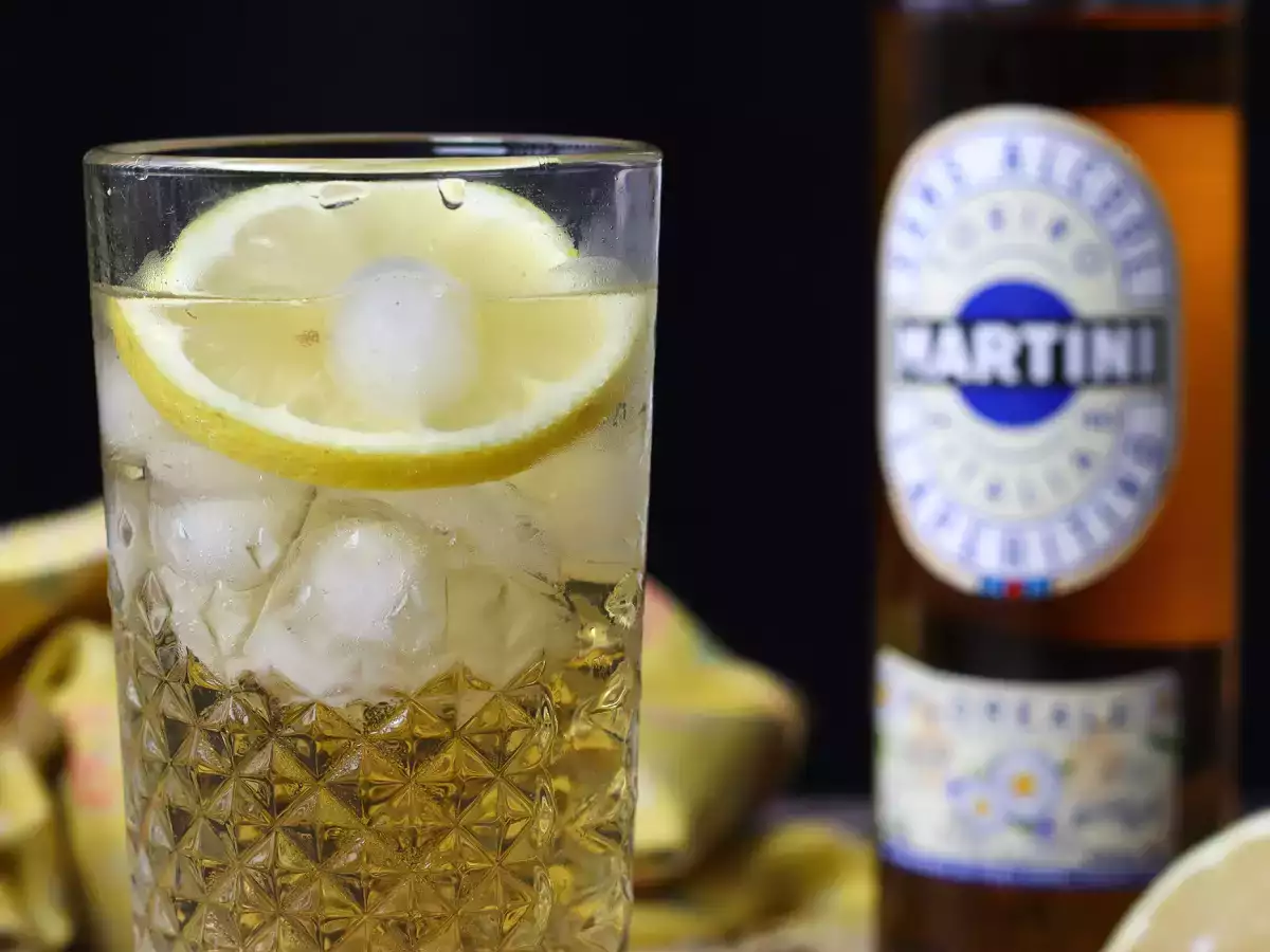 Martini Spritz χωρίς αλκοόλ, ένα γλυκό, λουλουδάτο κοκτέιλ για το απεριτίφ - φωτογραφία 2