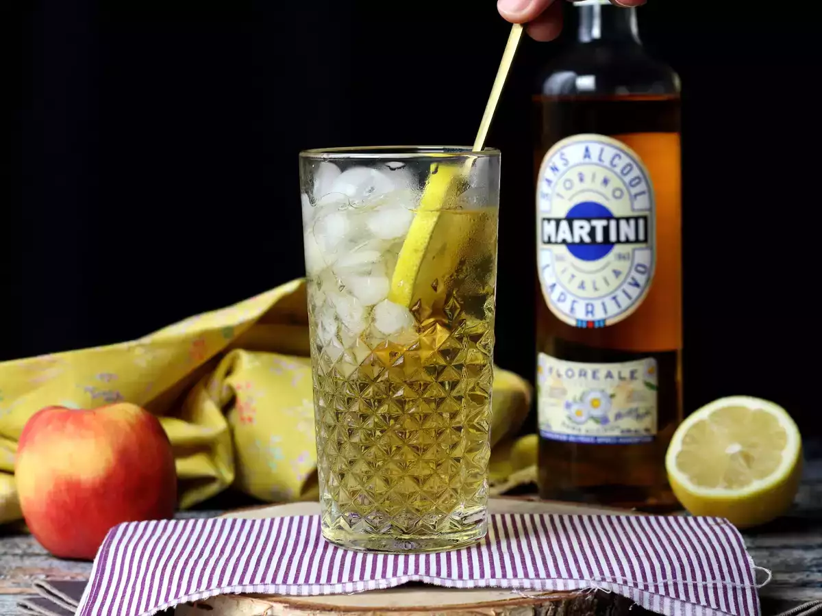 Martini Spritz χωρίς αλκοόλ, ένα γλυκό, λουλουδάτο κοκτέιλ για το απεριτίφ - φωτογραφία 3