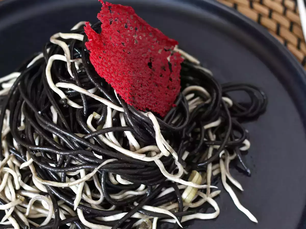 Μαύρα σπαγγέτι με σκόρδο και γκούλα. Pasta al nero di seppia - φωτογραφία 2