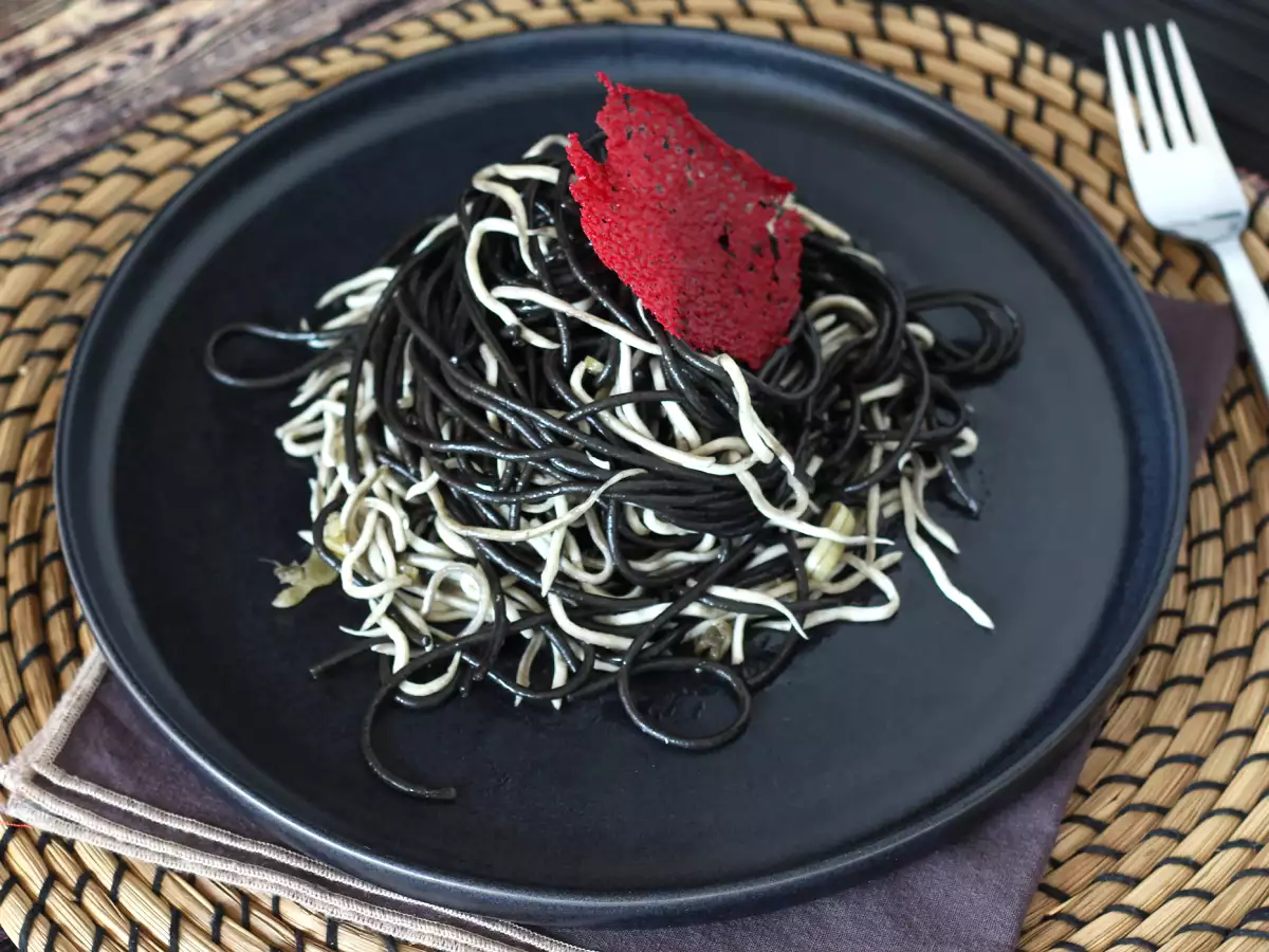 Μαύρα σπαγγέτι με σκόρδο και γκούλα. Pasta al nero di seppia - φωτογραφία 3