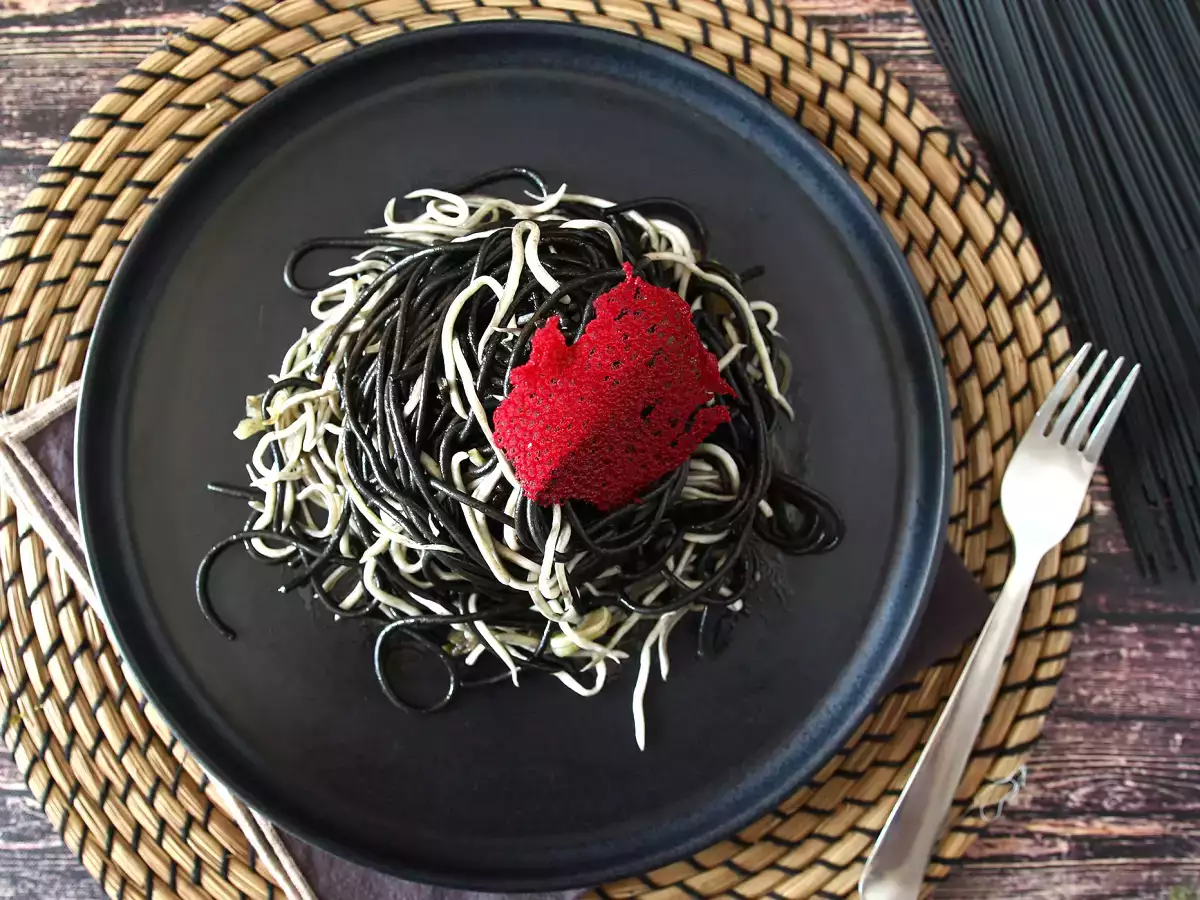 Μαύρα σπαγγέτι με σκόρδο και γκούλα. Pasta al nero di seppia - φωτογραφία 4