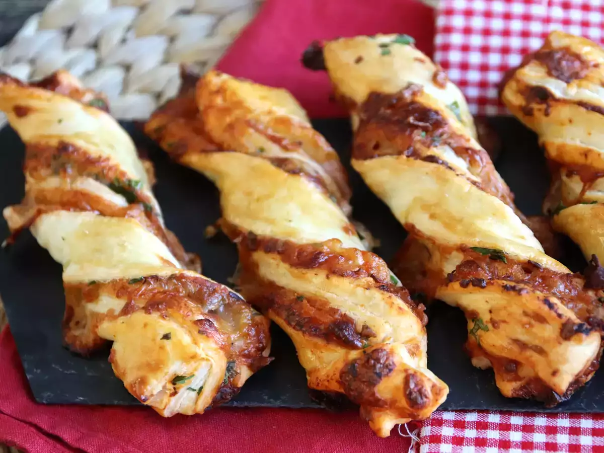 Maxi twists σφολιάτας (ντομάτα, ζαμπόν, μοτσαρέλα, μαϊντανός) - φωτογραφία 2