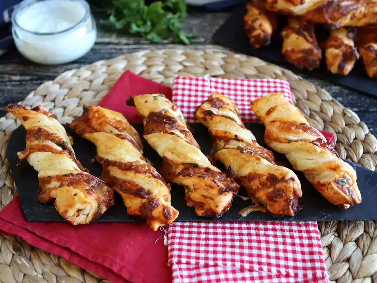 Maxi twists σφολιάτας (ντομάτα, ζαμπόν, μοτσαρέλα, μαϊντανός) - φωτογραφία 3