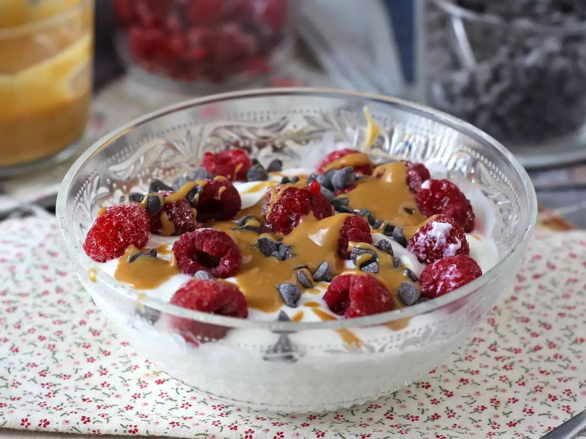Μπολ Skyr με κόκκινα φρούτα, φυστικοβούτυρο και σοκολάτα - φωτογραφία 3