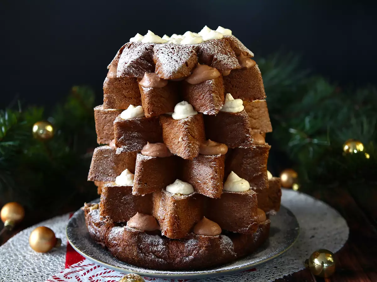 Μπριός Pandoro γεμισμένος με κρέμα Nutella και κρέμα βανίλιας σε σχήμα χριστουγεννιάτικου δέντρου