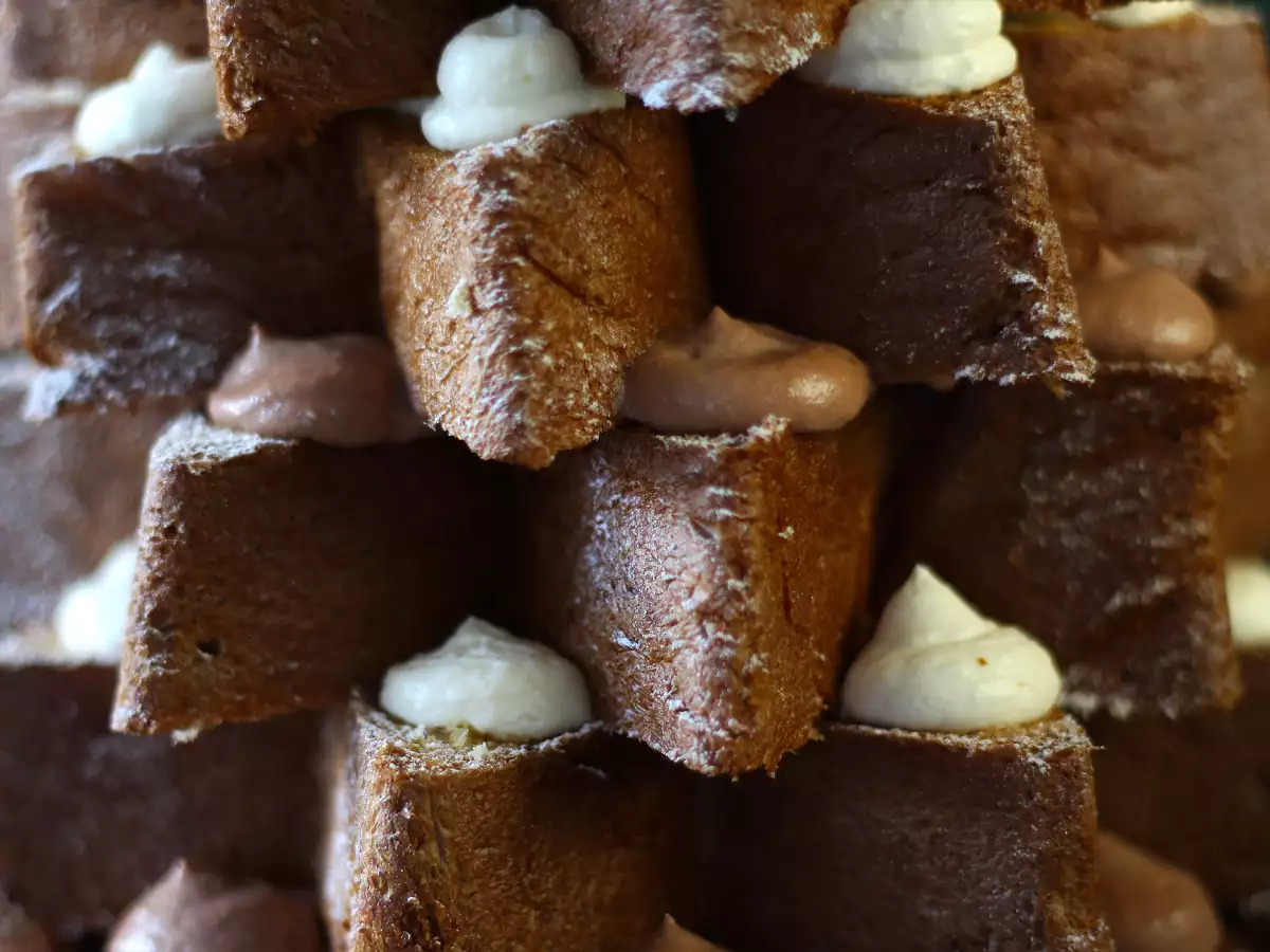 Μπριός Pandoro γεμισμένος με κρέμα Nutella και κρέμα βανίλιας σε σχήμα χριστουγεννιάτικου δέντρου - φωτογραφία 2