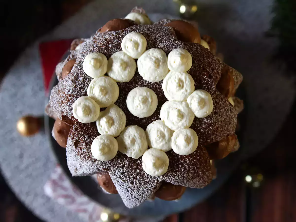 Μπριός Pandoro γεμισμένος με κρέμα Nutella και κρέμα βανίλιας σε σχήμα χριστουγεννιάτικου δέντρου - φωτογραφία 3
