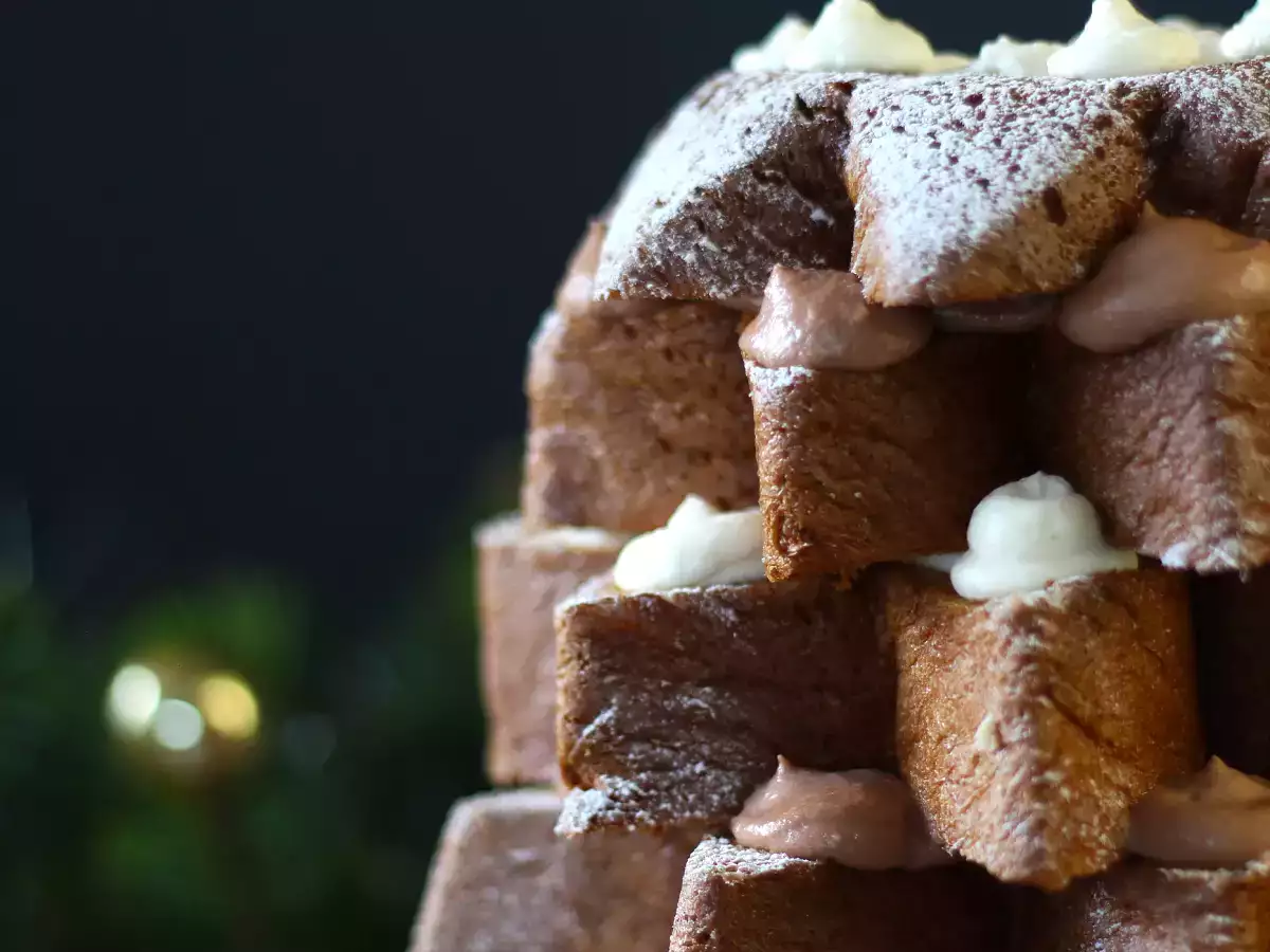 Μπριός Pandoro γεμισμένος με κρέμα Nutella και κρέμα βανίλιας σε σχήμα χριστουγεννιάτικου δέντρου - φωτογραφία 4