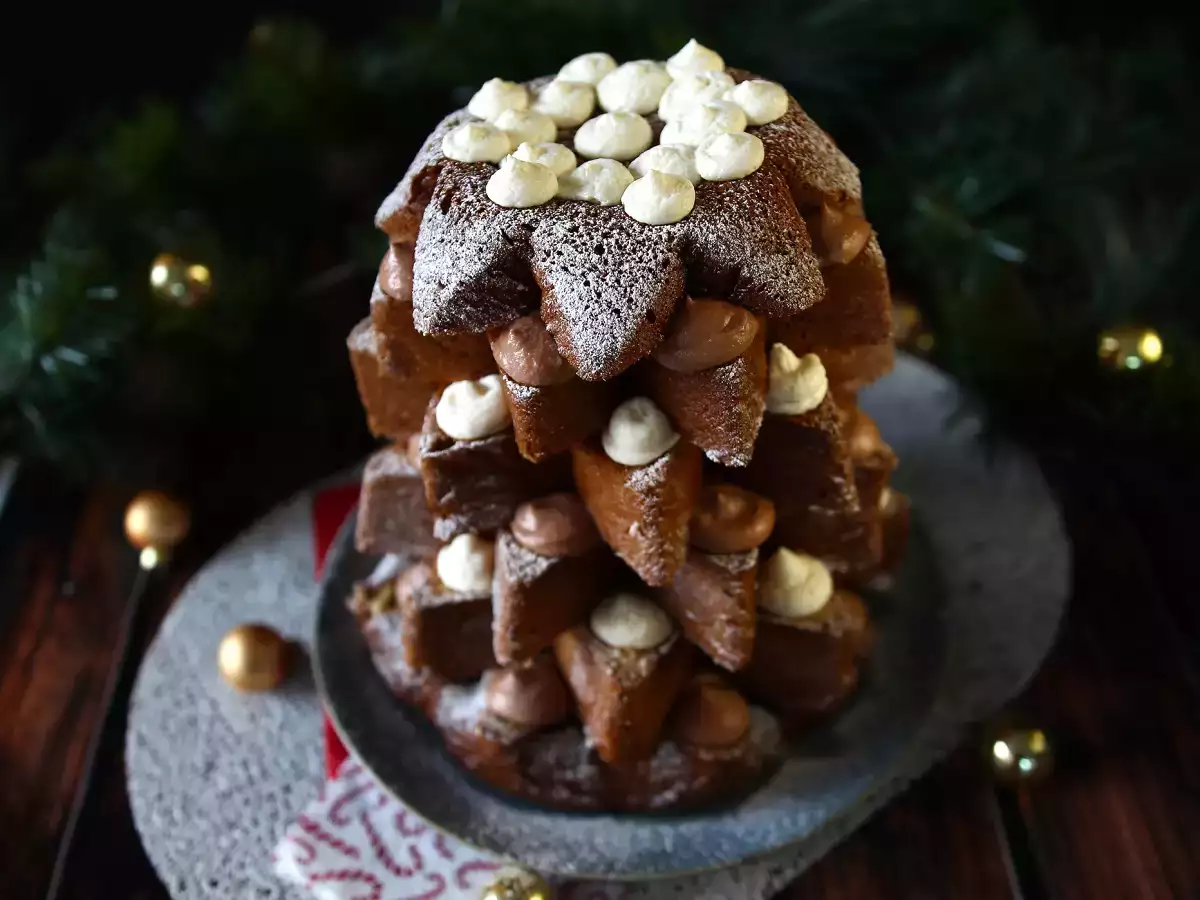 Μπριός Pandoro γεμισμένος με κρέμα Nutella και κρέμα βανίλιας σε σχήμα χριστουγεννιάτικου δέντρου - φωτογραφία 5