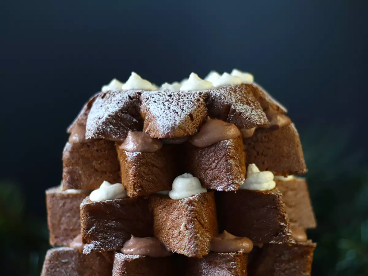 Μπριός Pandoro γεμισμένος με κρέμα Nutella και κρέμα βανίλιας σε σχήμα χριστουγεννιάτικου δέντρου - φωτογραφία 7