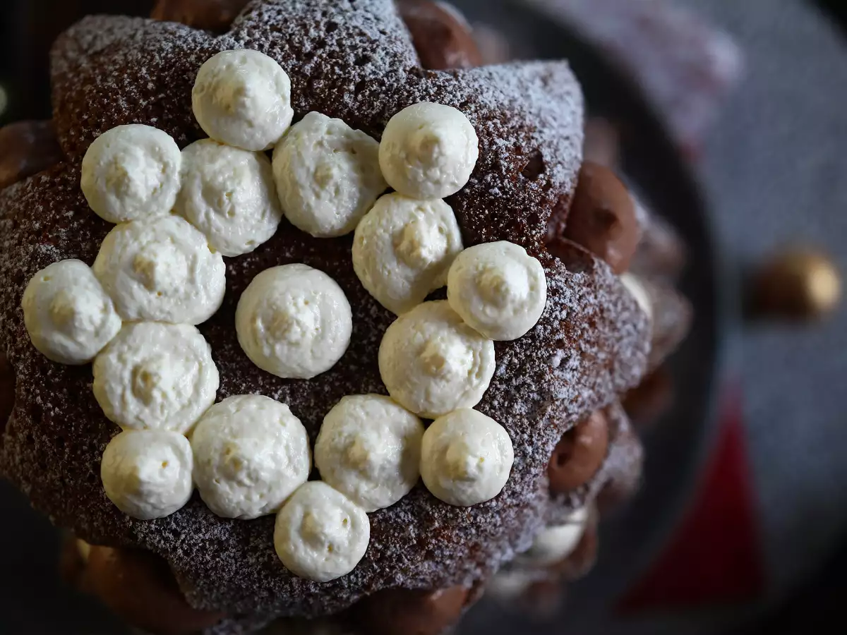 Μπριός Pandoro γεμισμένος με κρέμα Nutella και κρέμα βανίλιας σε σχήμα χριστουγεννιάτικου δέντρου - φωτογραφία 8