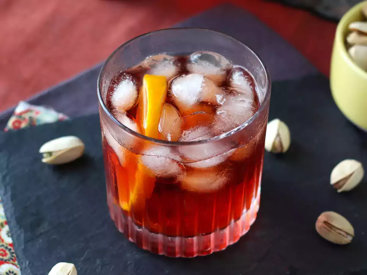 Negroni: η συνταγή με τις σωστές δόσεις για να το ετοιμάσετε στο σπίτι - φωτογραφία 2