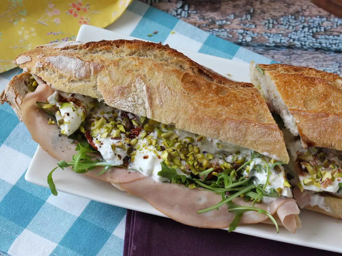 Γκουρμέ ιταλικό σάντουιτς με mortadella και τυρί burrata - φωτογραφία 2