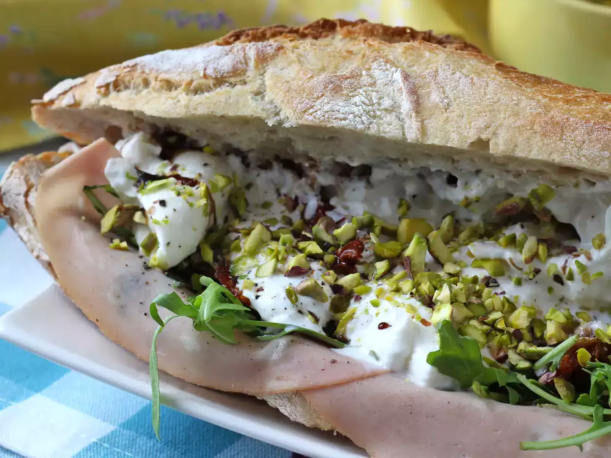 Γκουρμέ ιταλικό σάντουιτς με mortadella και τυρί burrata - φωτογραφία 3