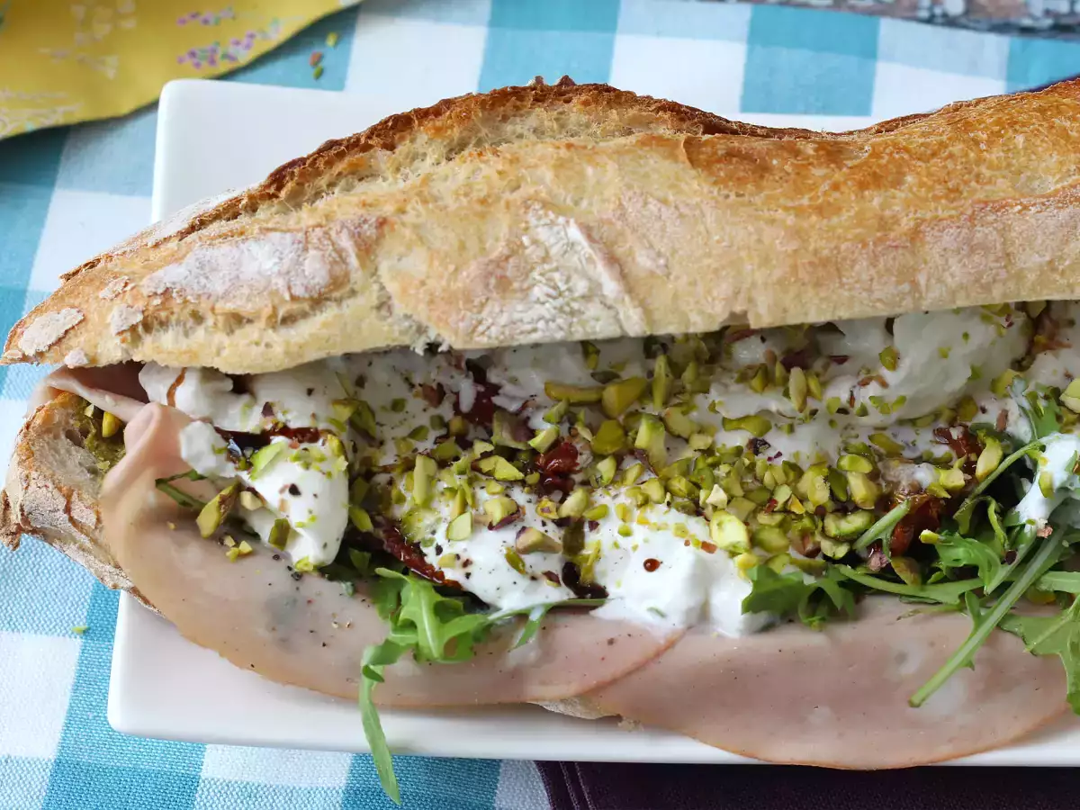 Γκουρμέ ιταλικό σάντουιτς με mortadella και τυρί burrata - φωτογραφία 4