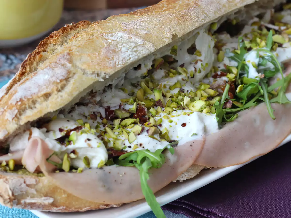 Γκουρμέ ιταλικό σάντουιτς με mortadella και τυρί burrata - φωτογραφία 5
