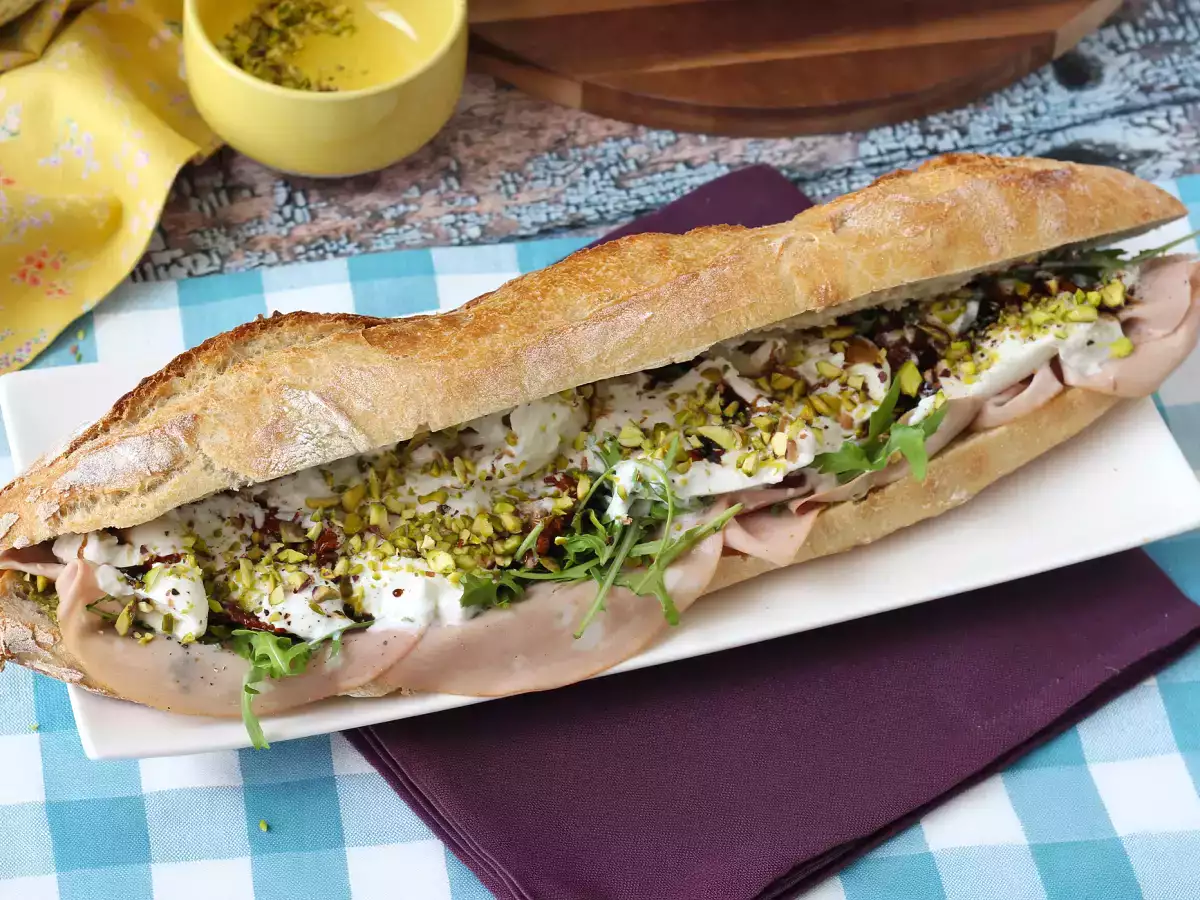 Γκουρμέ ιταλικό σάντουιτς με mortadella και τυρί burrata - φωτογραφία 6
