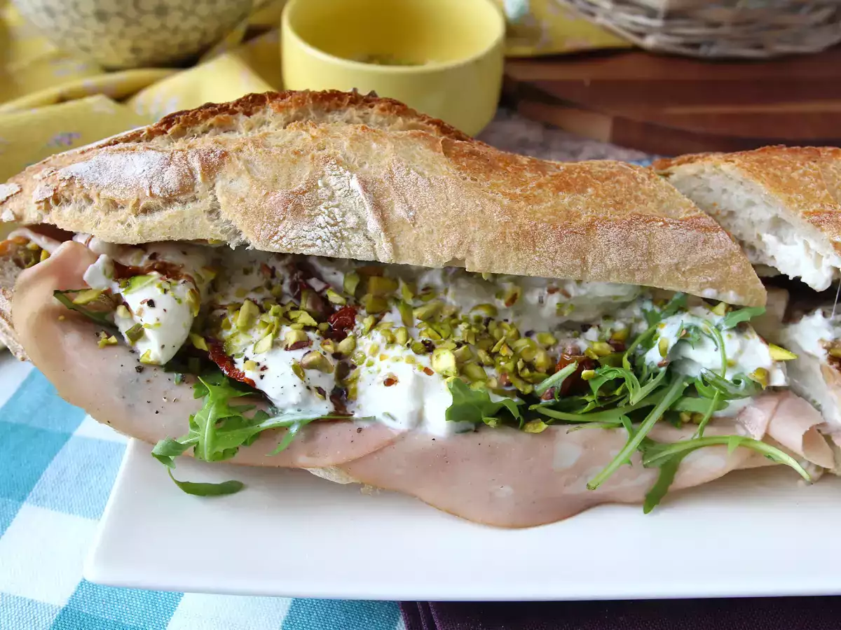 Γκουρμέ ιταλικό σάντουιτς με mortadella και τυρί burrata - φωτογραφία 7