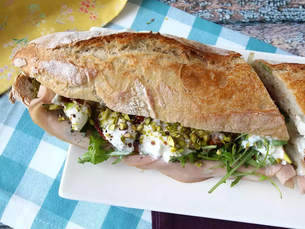 Γκουρμέ ιταλικό σάντουιτς με mortadella και τυρί burrata - φωτογραφία 8