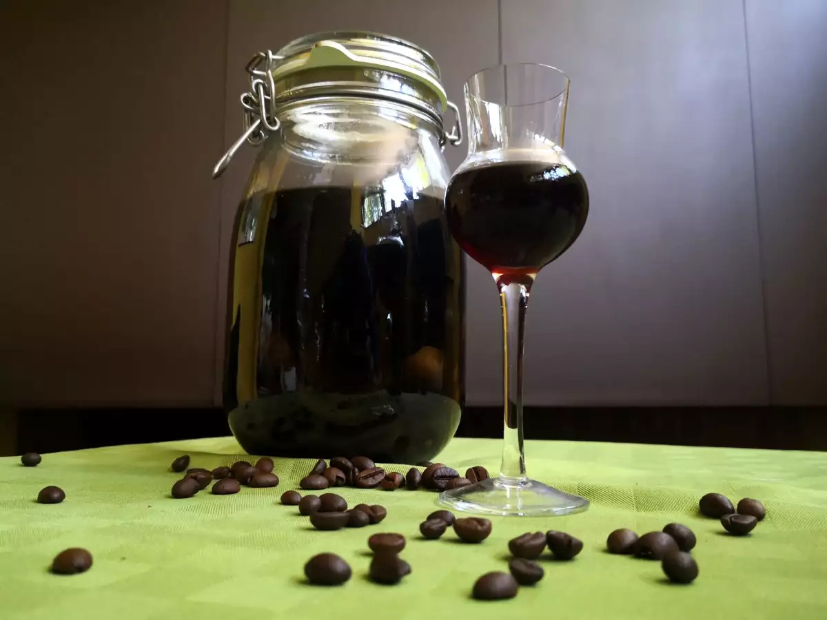 Nocino, η συνταγή και τα συστατικά για την παρασκευή του στο σπίτι
