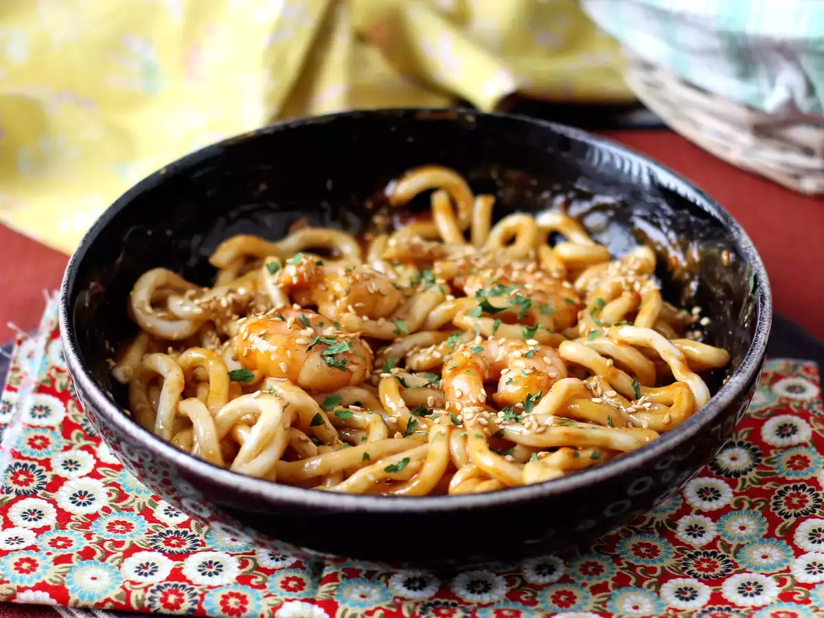 Νουντλς udon με γαρίδες και πικάντικη σάλτσα φιστικιών - φωτογραφία 2
