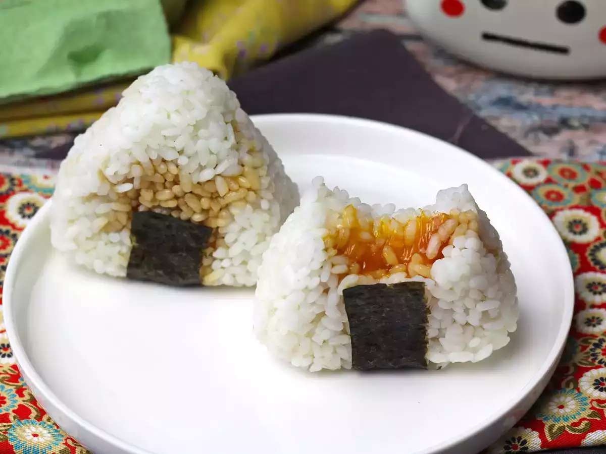 Onigiri με κρόκους αυγών διατηρημένους σε σάλτσα σόγιας - φωτογραφία 2