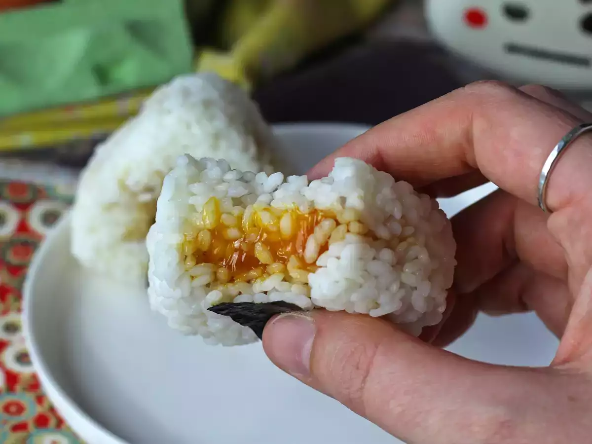 Onigiri με κρόκους αυγών διατηρημένους σε σάλτσα σόγιας - φωτογραφία 3