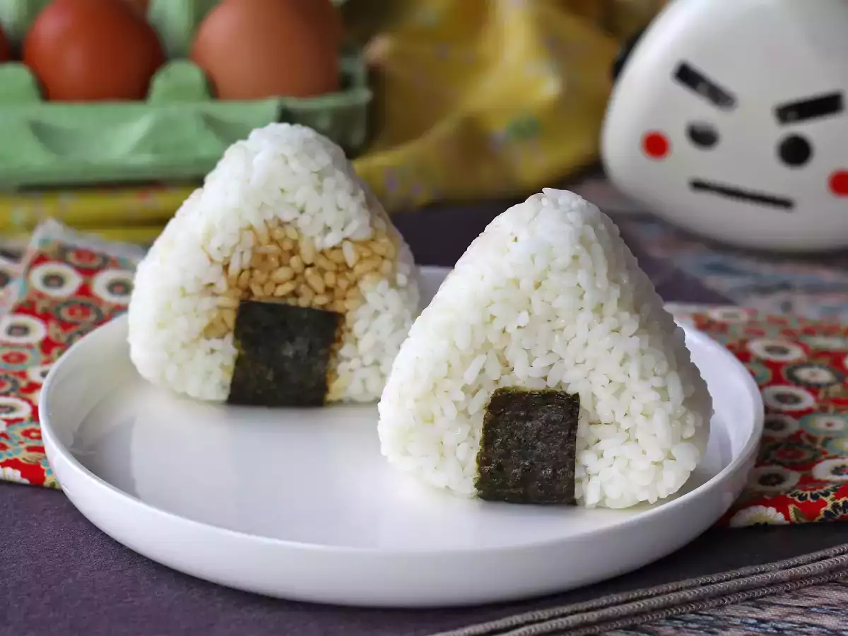 Onigiri με κρόκους αυγών διατηρημένους σε σάλτσα σόγιας - φωτογραφία 4