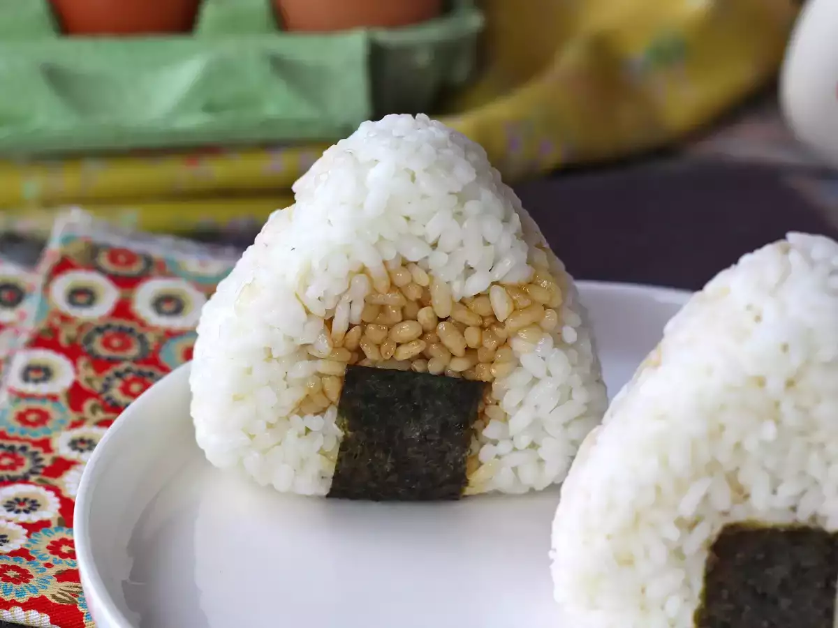 Onigiri με κρόκους αυγών διατηρημένους σε σάλτσα σόγιας - φωτογραφία 6