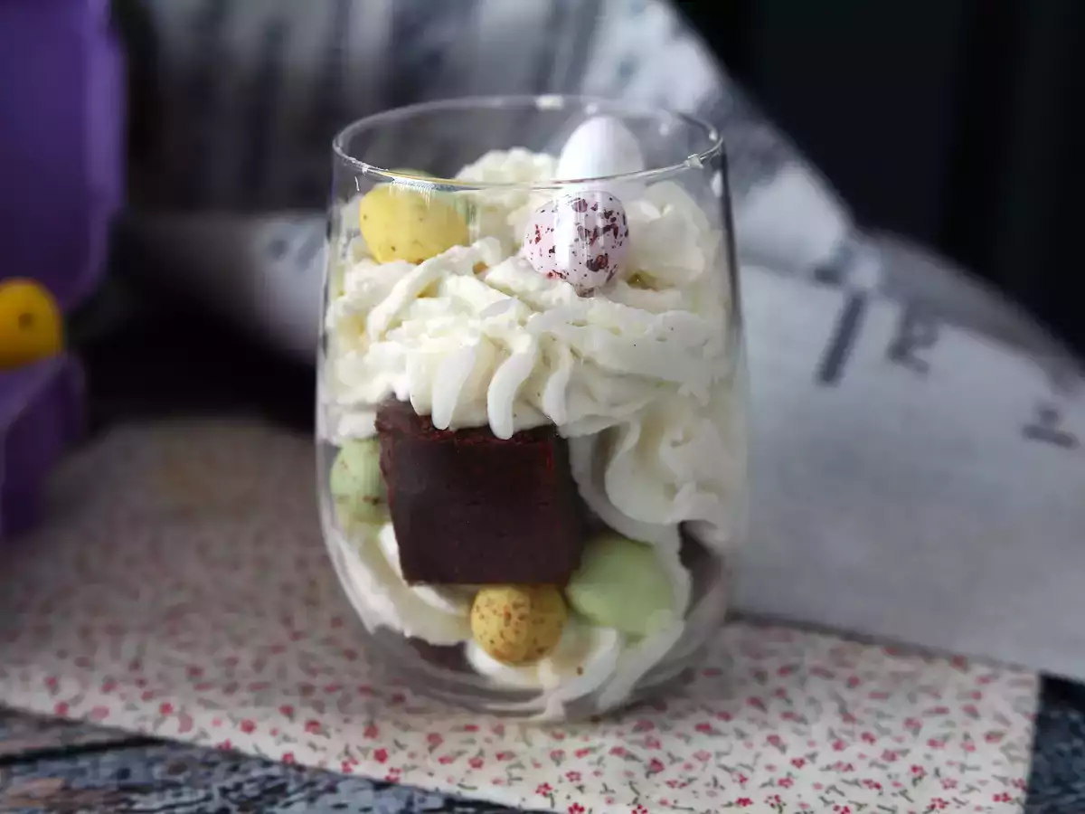 Πασχαλινό brownie και βερίνοι με σαντιγί - φωτογραφία 2