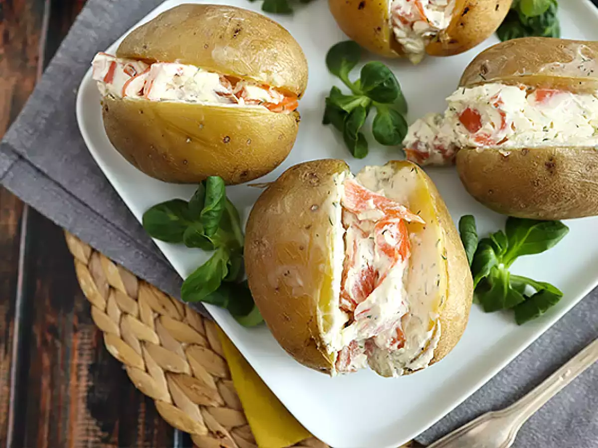 Πατάτες γεμιστές με καπνιστό σολομό και fromage frais