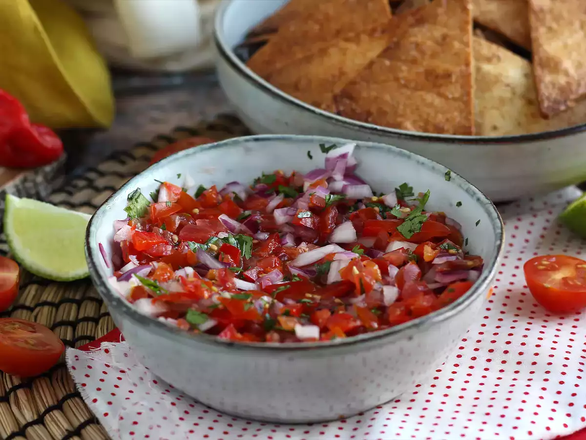 Pico de gallo και σπιτικά τσιπς τορτίγια - φωτογραφία 3