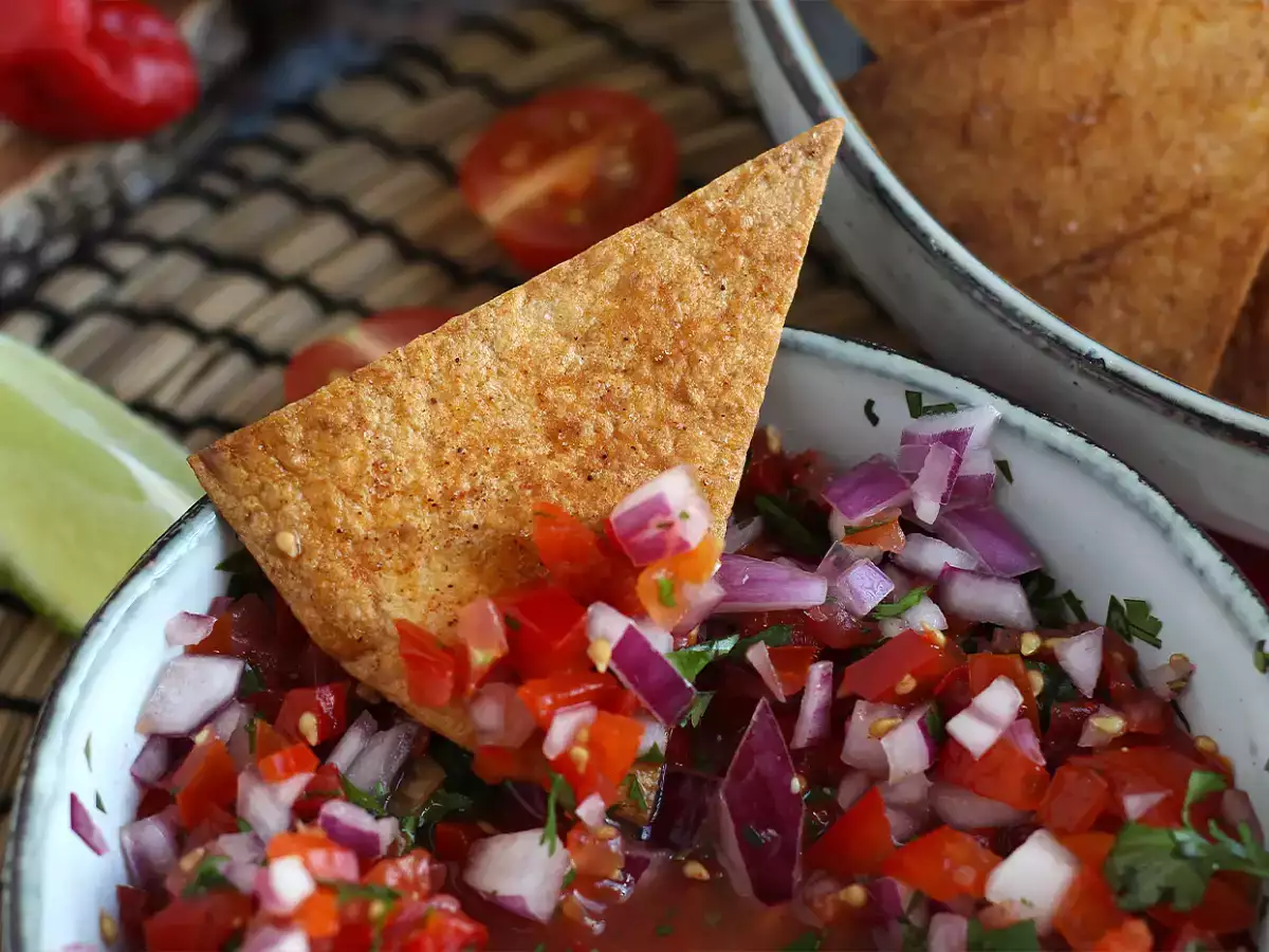 Pico de gallo και σπιτικά τσιπς τορτίγια - φωτογραφία 4